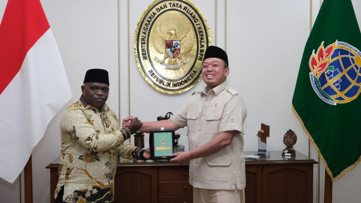 Koordinasi Kementerian ATR/BPN dengan Kementerian HAM, Bahas Legalisasi Tanah yang Memiliki Dampak Terhadap HAM Menteri ATR/Kepala BPN, Nusron Wahid, dan Menteri HAM, Natalius Pigai saat koordinasi di Ruang Kerja Menteri ATR/Kepala BPN pada Rabu (15/01/2025).