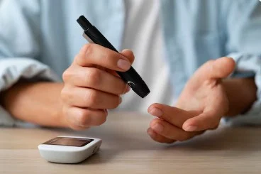 Kenali Penyebab Kenaikan Gula Darah Tinggi dan Bahayanya Ilustrasi melakukan pemeriksaan kenaikan gula darah. (freepik)