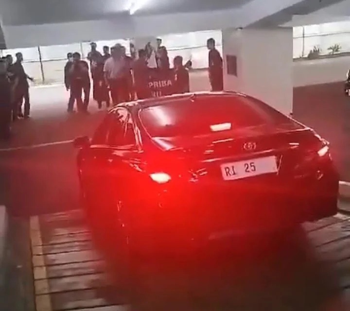 Mobil Plat RI 25 saat dihadang pendemo di basemant.