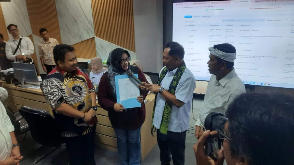 Dedy Mulyadi saat mendampingi Mendagri Tito Karnavian di MPP Subang, pada Selasa (21/1)
