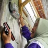 Seorang warga yang memanfaatkan Promo Tarif Listrik 50 Persen dari PLN. (ist)