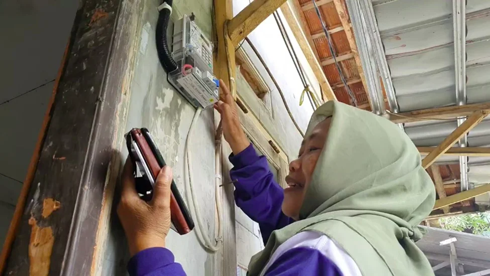 Seorang warga yang memanfaatkan Promo Tarif Listrik 50 Persen dari PLN. (ist)
