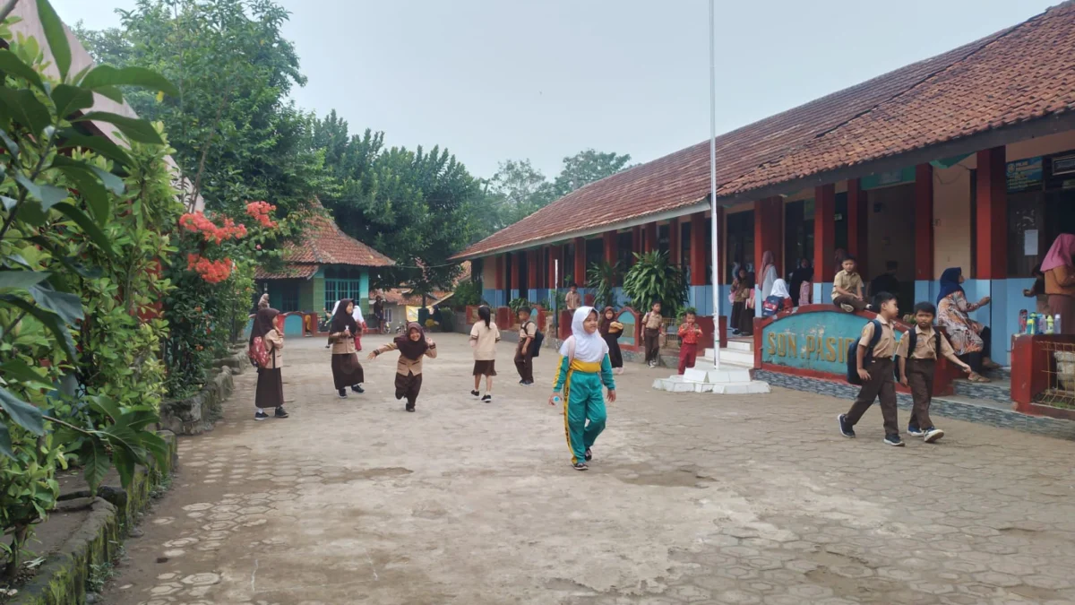 DPRD Sumedang Soroti Konflik Sengketa Lahan SDN Pasirhuni Sejumlah siswa-siswi SDN Pasirhuni sedang beraktivitas di jam istirahat sekolah yang berlokasi di wilayah Desa Pasirnanjung, Kecamatan Cimanggung, Kabupaten Sumedang. (Yanuar/Jabar Ekspres)