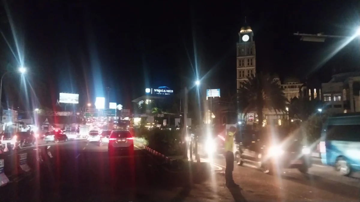 Situasi Simpang Gadog ketika rekayasa arus lalu lintas kembali diberlakukan dua arah, pada Senin (27/1) malam. Foto : Regi
