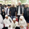 Komunitas 234 SC saat melaksanakan Peringatan Isra Mi'raj Nabi Muhammad SAW sekaligus nikah massal gratis di wilayah Desa Cipayung Girang, Kecamatan Megamendung, Kabupaten Bogor, Jawa Barat.