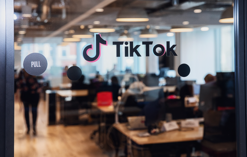 Warga Indonesia Kecanduan Tiktok dan Jadi Pengguna Terbanyak di Dunia! Berdasarkan Data AI, penggunaan media sosial TikTok di Indonesia ternyata menjadi pengguna terbesar di dunia setelah Amerika Serikat.