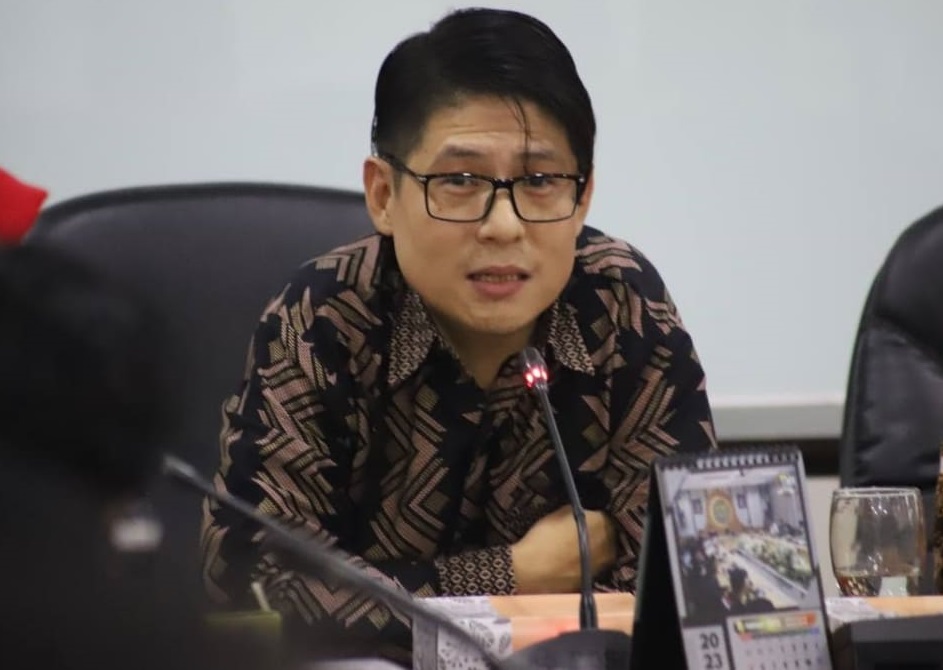 DPRD Kota Bandung Dorong Permudah Layanan Perizinan Warga Wakil Ketua Komisi 1 DPRD Kota Bandung Erick Darmadjaya mendorong agar mempermudah penyelenggaraan layanan perizinan kepada masyarakat.