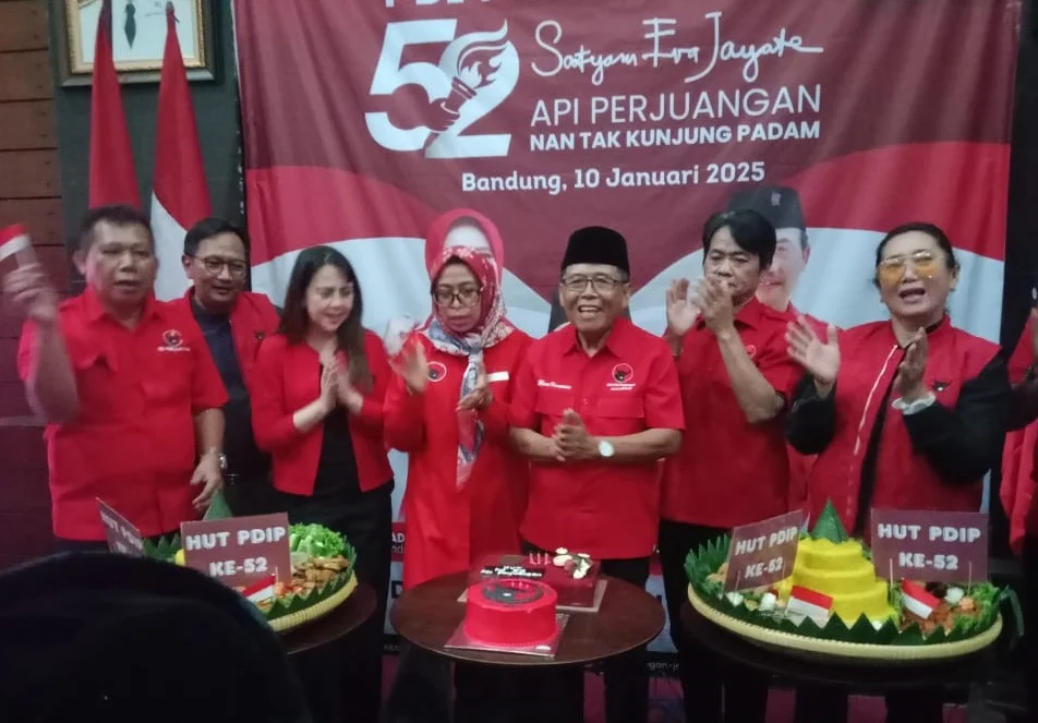 Rayakan HUT ke-52, PDI Perjuangan Jabar Potong Tumpeng dan Berikan Santunan DPD PDI Perjuangan Jabar merayakan hari ulang tahun (HUT) ke-52 dengan pemotongan tumpeng di Sekretariat DPD PDI Perjuangan Jabar, Jalan Pelajar Pejuang 45 No 1, Kota Bandung, Jumat, 10 Januari 2025.
