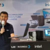 Commercial Product Marketing ASUS Indonesia, Aldy Ramadiansyah saat mempresentasikan produk ASUS dengan TKDN 40 persen yang berencana bakal berkolaborasi dengan UMKM, di Bandung, Kamis, 16 Januari 2025.