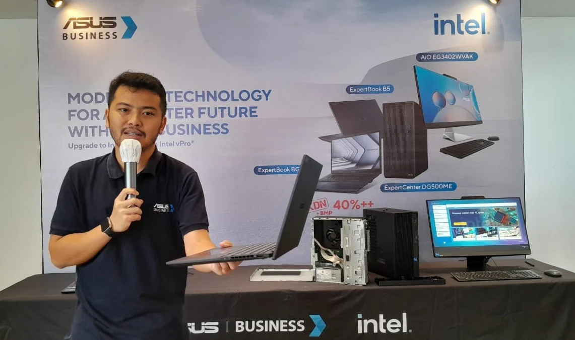 Commercial Product Marketing ASUS Indonesia, Aldy Ramadiansyah saat mempresentasikan produk ASUS dengan TKDN 40 persen yang berencana bakal berkolaborasi dengan UMKM, di Bandung, Kamis, 16 Januari 2025.