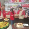Bendahara DPD PDI Perjuangan Jabar Ineu Purwadewi Sundari menyerahkan nasi tumpeng kepada para tokoh dalam rangka peringati hari ulang tahun ke-78 Megawati Soekarnoputri di Sekretariat DPD PDI Perjuangan Jabar, Jalan Pelajar Pejuang 45, Kota Bandung, Kamis, 23 Januari 2025.
