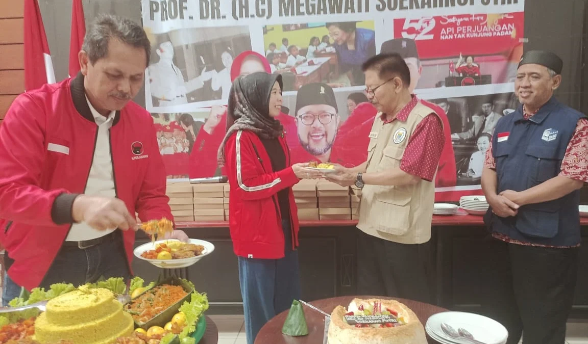 Bendahara DPD PDI Perjuangan Jabar Ineu Purwadewi Sundari menyerahkan nasi tumpeng kepada para tokoh dalam rangka peringati hari ulang tahun ke-78 Megawati Soekarnoputri di Sekretariat DPD PDI Perjuangan Jabar, Jalan Pelajar Pejuang 45, Kota Bandung, Kamis, 23 Januari 2025.