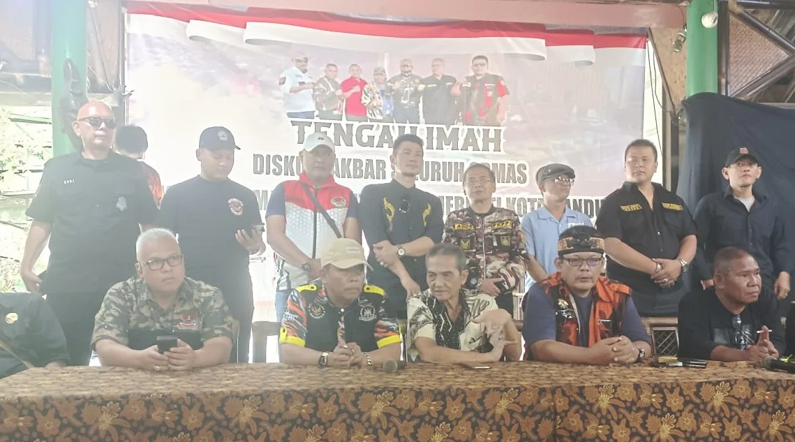 Forum Komunikasi Tengah Imah Soroti Persoalan Lingkungan Kota Bandung Forum Komunikasi Tengah Imah menggelar diskusi menyangkut masalah lingkungan, dengan melibatkan sejumlah pakar di Jalan Surapati, Kota Bandung, Kamis 23 Januari 2025.