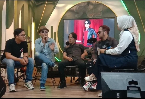 Grup band rock 4 Bintang mencoba peruntungannya di industri musik Indonesia dengan meluncurkan single perdana bertaju, ‘’Tetap Bersamaku’’