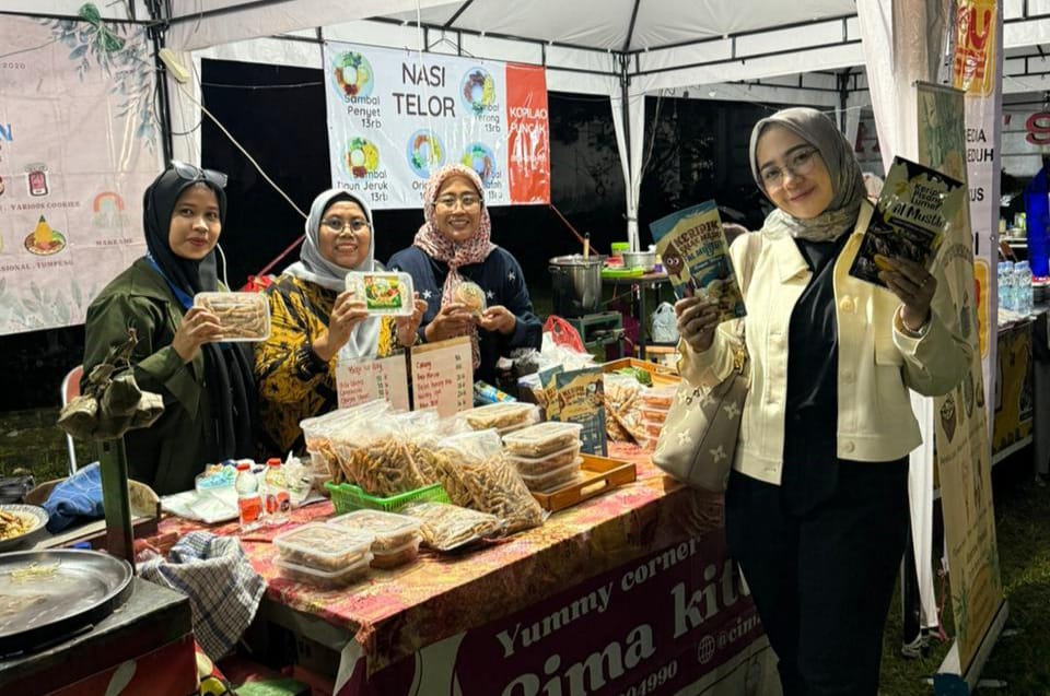 Anggota DPRD Kabupaten Bogor, Nurunnisa Setiawan saat membeli produk UMKM. Foto : Sandika Fadilah /jabarekspres.com