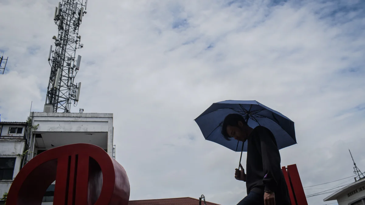 Musim Hujan Masih Selimuti Jabar, Sumedang Jadi Wilayah Sambaran Petir Tertinggi Selama 2024 Ilustrasi: Warga mengenakan payung melintasi Taman Braga, Kota Bandung. Foto: Dimas Rachmatsyah / Jabar Ekspres