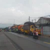 Ilustrasi puluhan armada pengangkut sampah melebihi kapasitas saat melintas di ruas Jalan Raya Cipatat, Bandung Barat. Dok Jabar Ekspres