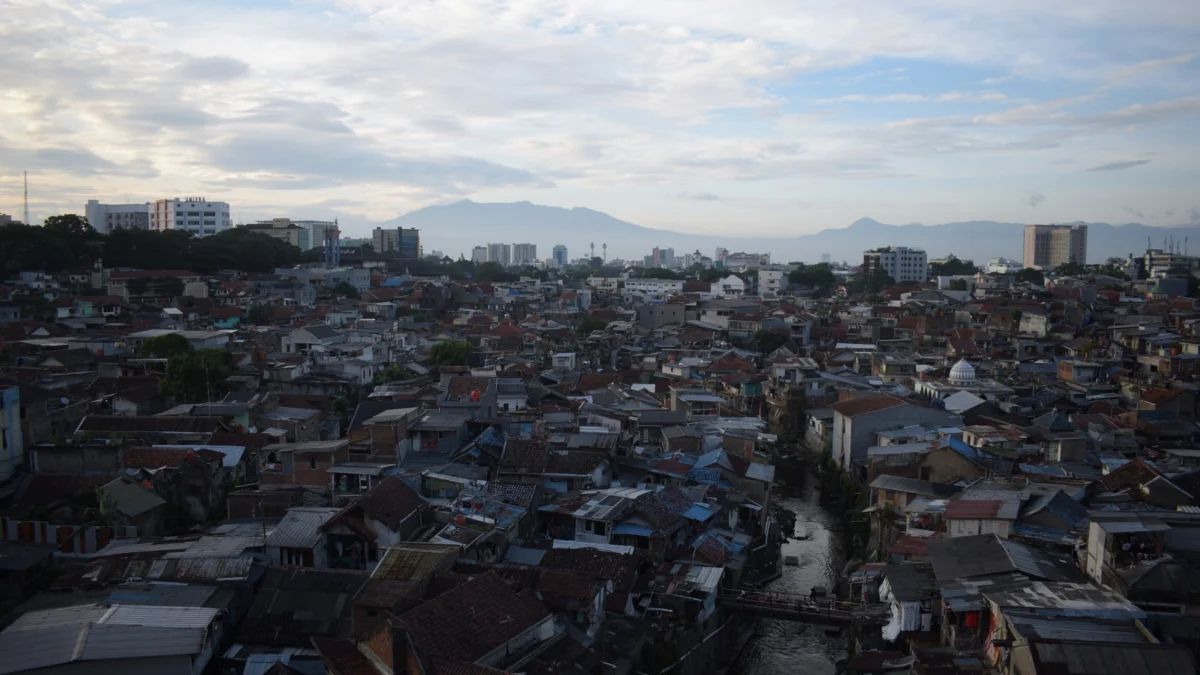 Cuaca Panas Landa Kabupaten Bandung, BMKG Sebut Faktonya Angin Monsun Asia Disertai Fenomena La Nina Ilustrasi La Nina: Cuaca cerah di kawasan Fly Over Pasupati, Kota Bandung, Minggu (5/1). Foto: Dimas Rachmatsyah / Jabar Ekspres