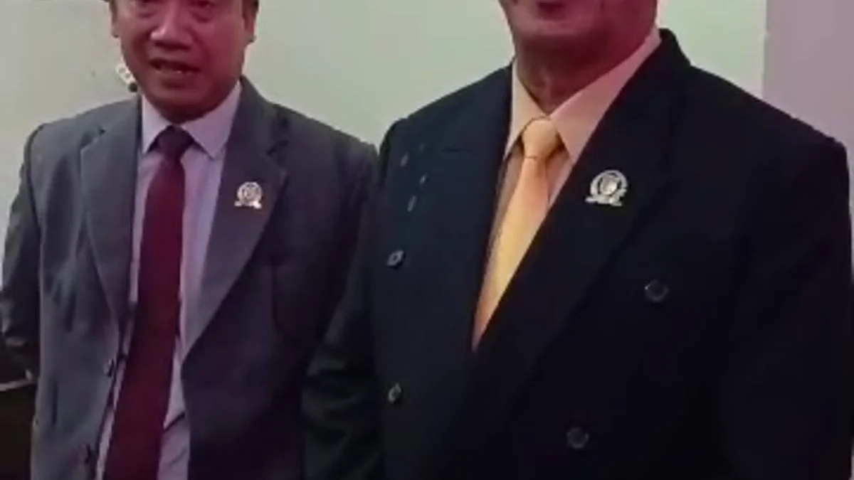 Duguyur Hujan Deras, Ruang Rapat DPRD Banjar Bocor Ketua DPRD Banjar Dadang R Kalyubi (kanan) saat berada di lokasi kebocoran atap gedung DPRD akibat hujan deras yang melanda Kota Banjar pada Jumat 10 Januari 2025. (Cecep Herdi/Jabar Ekspres)