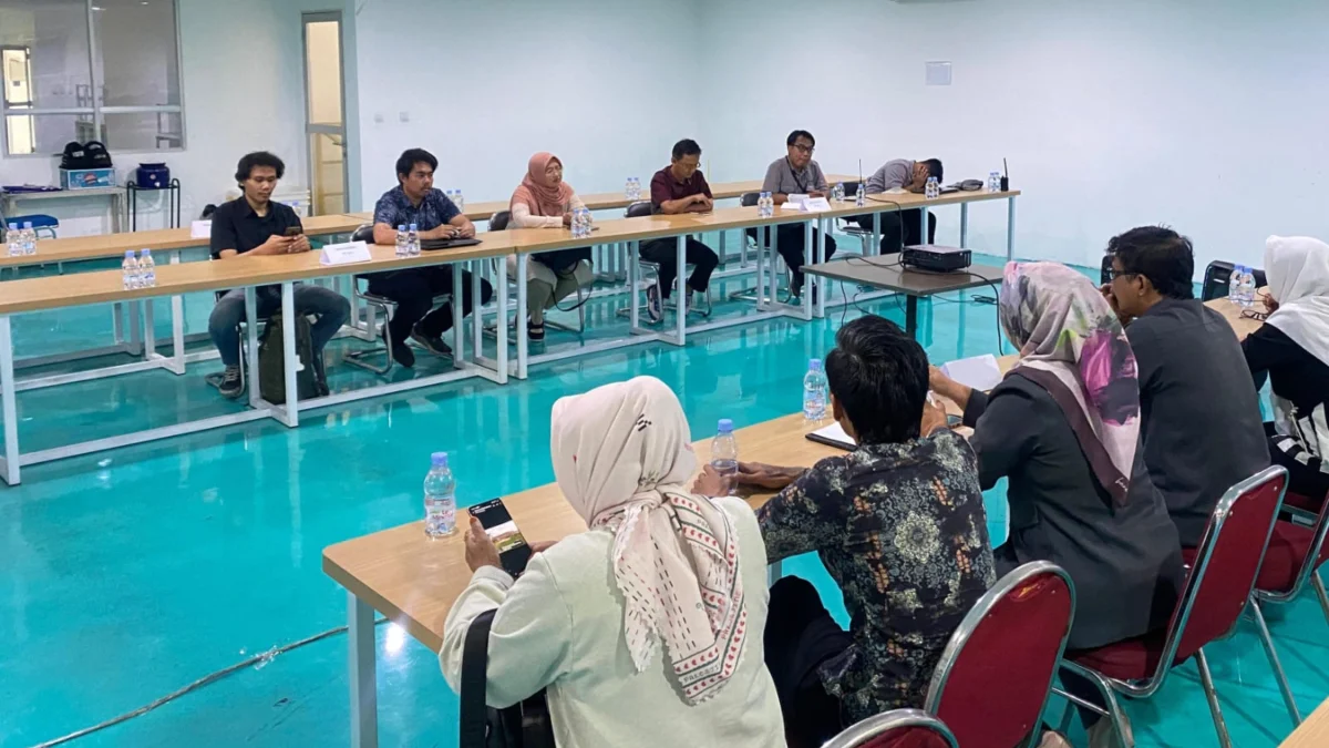 Temukan Praktik Rekrutmen Berbayar di Industri, Komisi IV DPRD Sumedang: Ini Mempersulit Putra Daerah Kerja! Komisi IV DPRD Kabupaten Sumedang saat lakukan pengawasan secara langsung terjun ke sejumlah perusahaan di Kawasan Industri wilayah Jatinangor-Cimanggung. (Anggota DPRD Sumedang, Sonia Sugian for Jabar Ekspres)