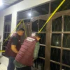 Petugas kepolisian saat memasang police line satu rumah yang ada di Komplek Griya Bandung Asri (GBA), Desa Cipagalo, Bojongsoang, Kabupaten Bandung yang dijadikan gudang penyimpanan obat terlarang. Foto Agi