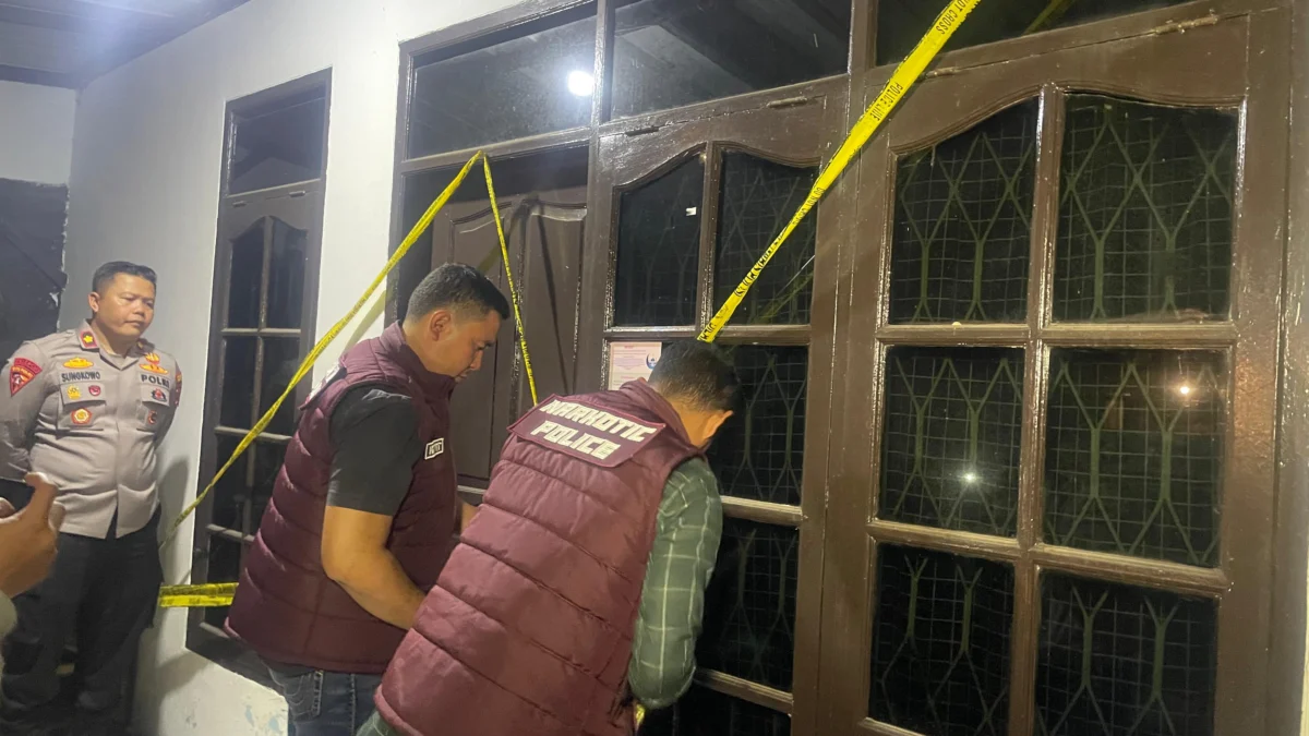 Rumah di Bojongsoang Digerebek Jadi Gudang Obat Terlarang, Ketua RT Ungkap Tanda-Tanda Kecurigaan Petugas kepolisian saat memasang police line satu rumah yang ada di Komplek Griya Bandung Asri (GBA), Desa Cipagalo, Bojongsoang, Kabupaten Bandung yang dijadikan gudang penyimpanan obat terlarang. Foto Agi