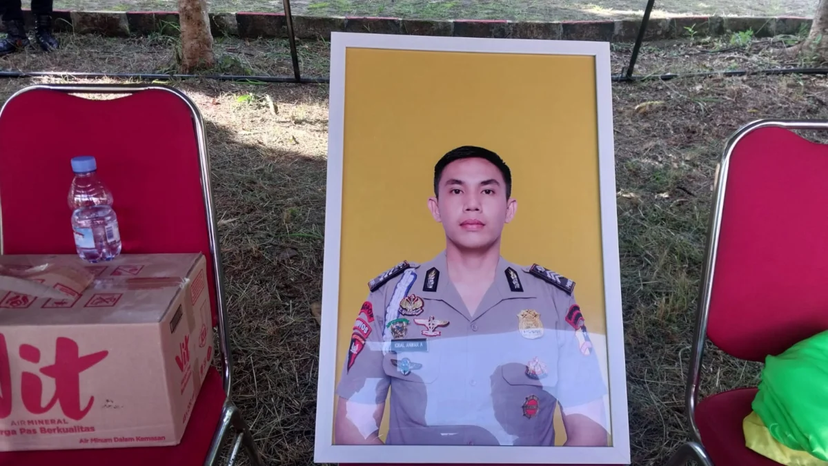 Anggota Brimob yang Gugur di Papua Dimakamkan di TPU Polri Cikeas Suasana pemakaman Brigadir (anumerta) Iqbal Anwar Arif di Taman Makam Bahagia Polri Cikeas, Kabupaten Bogor, pada Minggu (19/1).