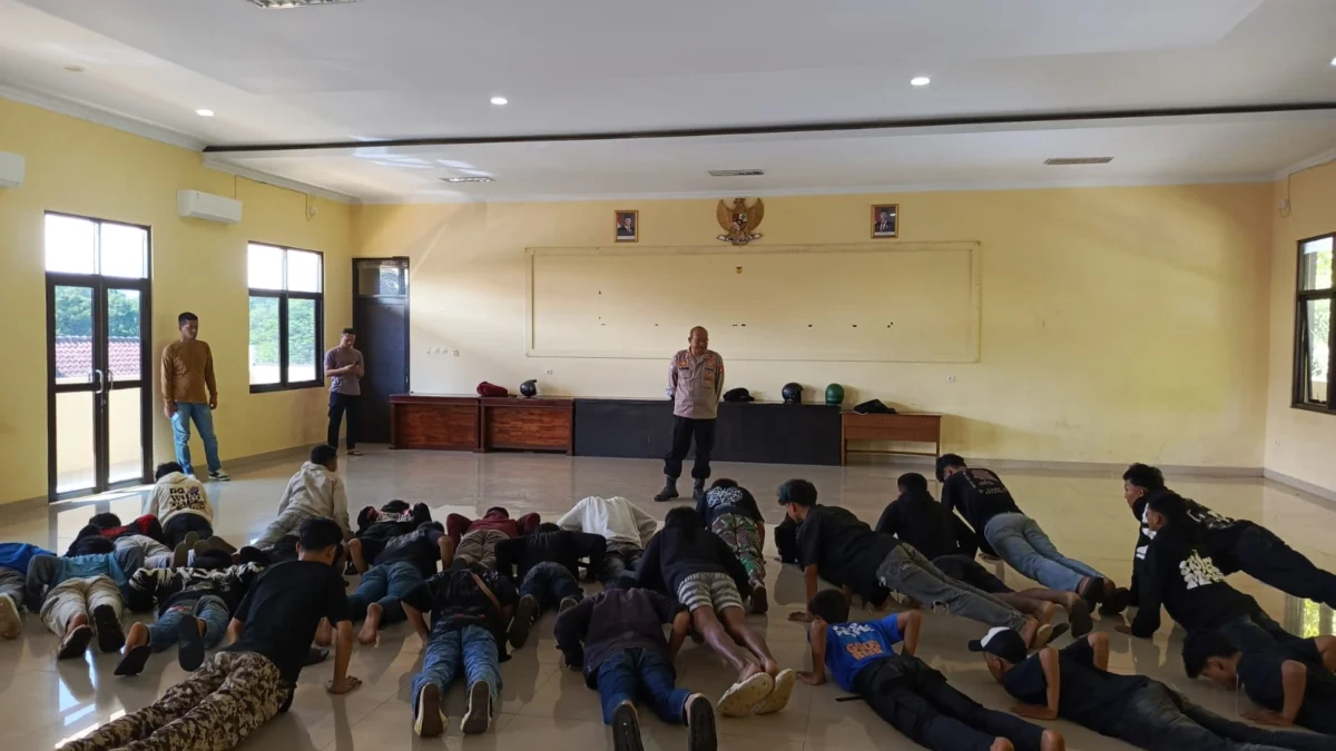 Puluhan remaja dihukum Push Up di Mapolres Banjar akibat pesta miras du Jalan Tentara Pelajar Kota Banjar pada Minggu 19 Januari 2025 dini hari. (Cecep Herdi/Jabar Ekspres)