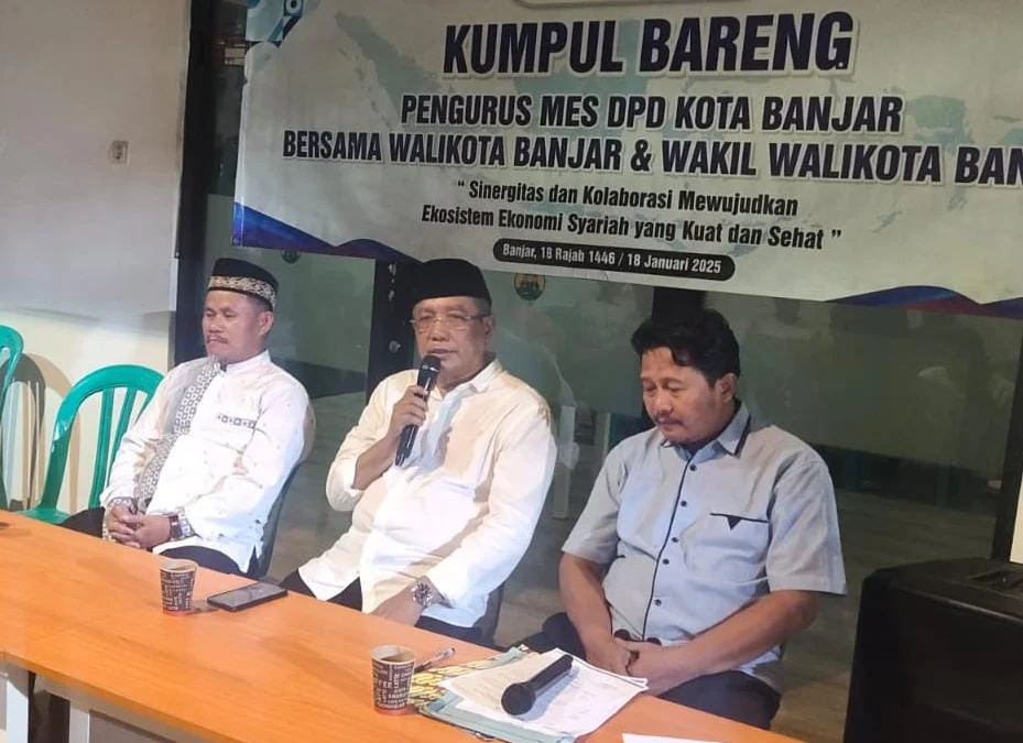 MES Kota Banjar Tukar Gagasan dengan Wali Kota Terpilih Wali Kota Banjar terpilih, H Sudarsono (tengah), bersama para pengurus Masyarakat Ekonomi Syariah (MES) berdialog untuk program kepala daerah lima tahun kedepan, Minggu 19 Januari 2025. (Cecep Herdi/Jabar Ekspres)