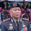 Komandan Resimen III Pelopor Korps Brimob Polri, Kombes Wahyu saat menghadir pemakaman Brigadir (anumatera) Iqbal Anwar Arif di Taman Makam Bahagia Polri Cikeas, Kabupaten Bogor, pada Minggu (19/1).