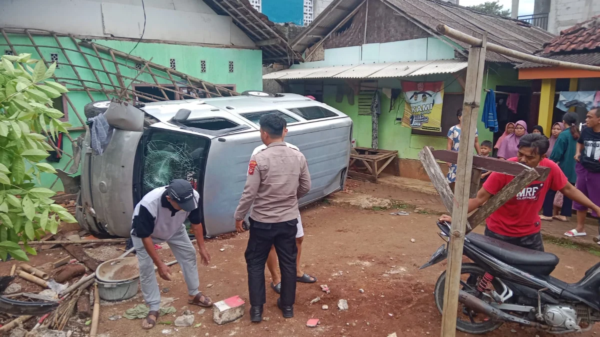 Situasi Tempat Kejadian Perkara (TKP) mobil tersungkur di Desa Cimanggu I, Cibungbulang, Kabupaten Bogor. Dok. Polres Bogor