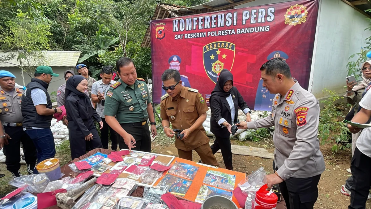 Bupati Bandung Dadang Supriatna saat menghadiri ungkap kasus tambang emas ilegal di Desa Cibodas, Kecamatan Kutawaringin, Kabupaten Bandung. Foto Agi / Jabar Ekspres