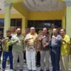 Agun Gunandjar Soroti Gonjang Ganjing Pengganti Almarhum Yana D Putra Anggota DPR RI Fraksi Golkar, Agun Gunandjar Sudarsa (empat dari kiri) berfoto bersama di depan Gedung DPD Golkar Kabupaten Ciamis belum lama ini. (Cecep Herdi/Jabar Ekspres)