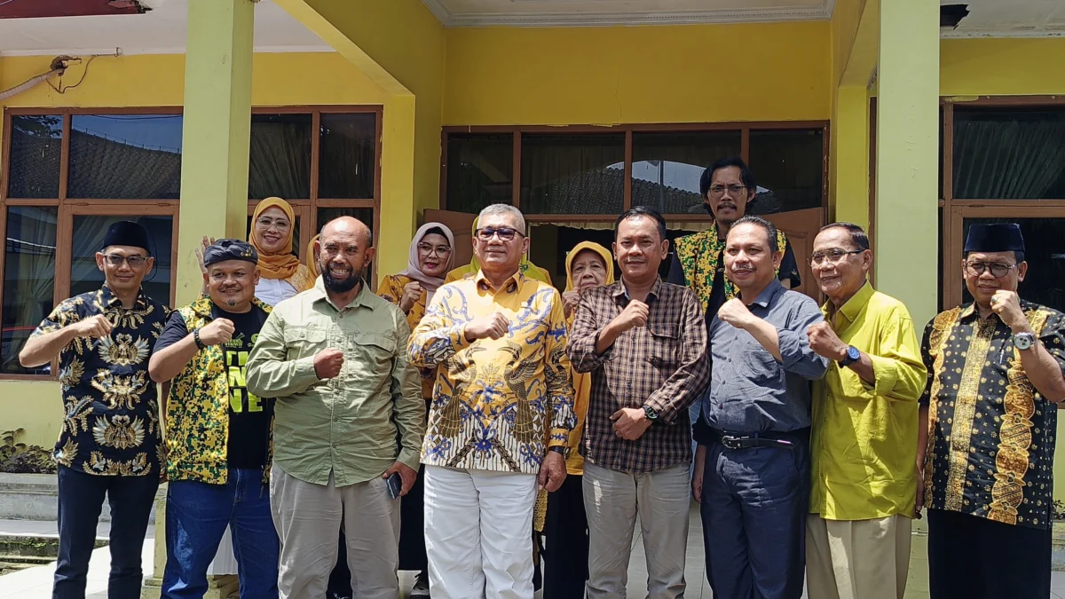 Anggota DPR RI Fraksi Golkar, Agun Gunandjar Sudarsa (empat dari kiri) berfoto bersama di depan Gedung DPD Golkar Kabupaten Ciamis belum lama ini. (Cecep Herdi/Jabar Ekspres)