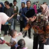 PJ Bupati Bogor, Bachril Bakri saat meninjau program spesial kesehatan gratis. Foto : Diskominfo