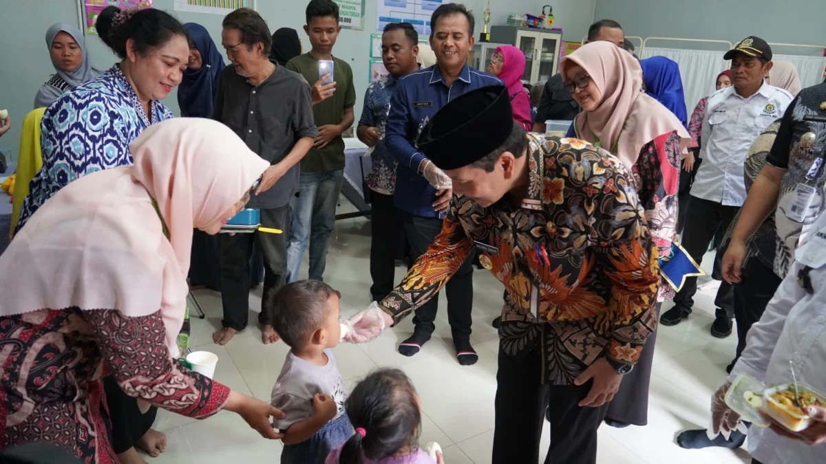 PJ Bupati Bogor, Bachril Bakri saat meninjau program spesial kesehatan gratis. Foto : Diskominfo