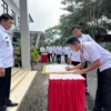 Kepala Lapas Banjar, Amico Balalembang, menyaksikan penandatanganan pakta integritas yang dilakukan seluruh pegawai Lapas, Kamis 23 Januari 2025. (Istimewa)