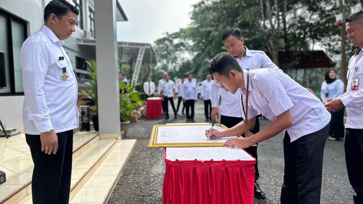 Petugas Lapas Tandatangani Komitmen Bersama dan Pakta Integritas Tahun 2025 Kepala Lapas Banjar, Amico Balalembang, menyaksikan penandatanganan pakta integritas yang dilakukan seluruh pegawai Lapas, Kamis 23 Januari 2025. (Istimewa)