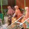 Ibu-ibu di Desa Padalarang, mengantri menabung sampah di Bank Sampah Sukamaju Sejahtera. Dok Camat Padalarang