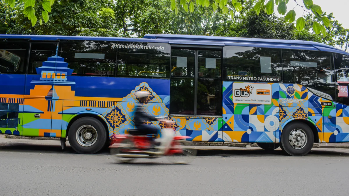 Bus Trans Metro Pasundan terparkir di jalan Dipatiukur, Kota Bandung, Jum'at (24/1). Foto: Dimas Rachmatsyah / Jabar Ekspres