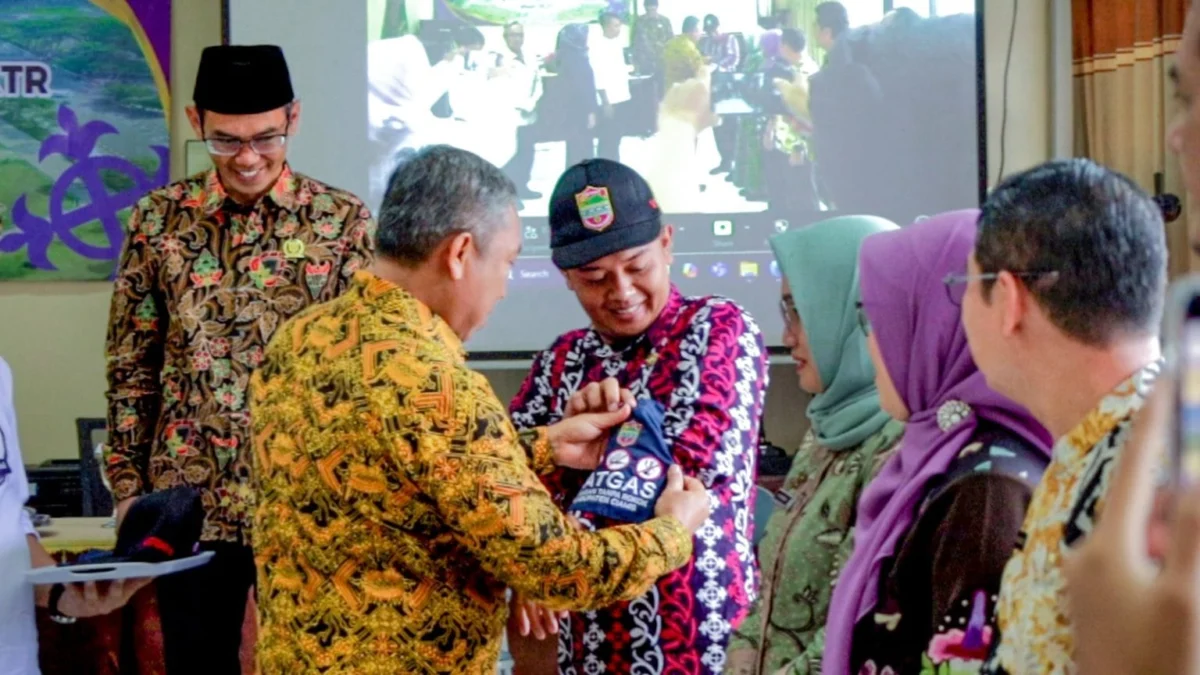 Pemkab Ciamis Bentuk Satgas Kawasan Tanpa Rokok Sekda Kabupaten Ciamis Andang Firman melantik Satgas yang bertugas untuk mengawal Perda Kawasan Tanpa Rokok. (Istimewa)