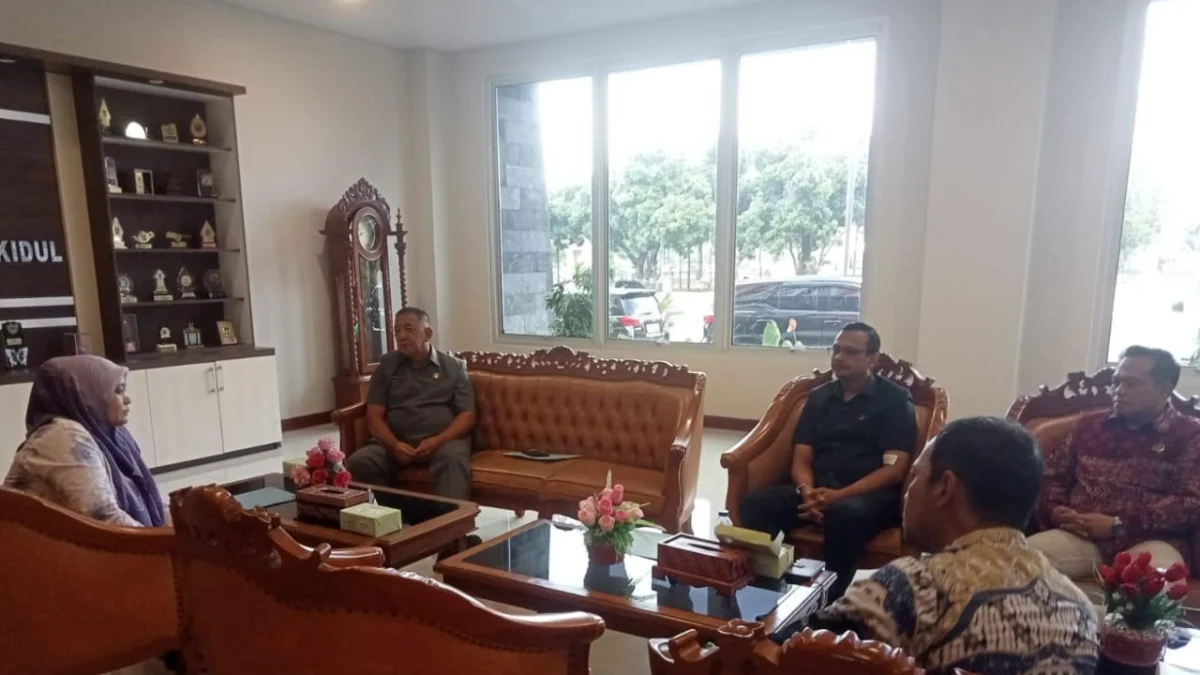Komisi III DPRD Banjar Ingatkan Wali Kota Terpilih Terkait Rencana Pembangunan Ekonomi Ketua Komisi lll DPRD Kota Banjar Cecep Dani Sufyan (tiga kanan) saat melakukan kunjungan kerja ke DPRD Gunung Kidul belum lama ini. (Istimewa)