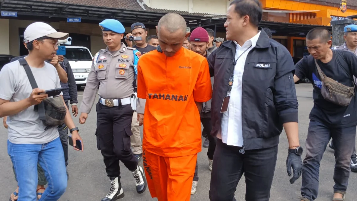 Pelaku Penyiraman Air Keras Terhadap Istri, Dodi Suhendar (30) Tertunduk Saat Berhasil Diamankan Polres Cimahi (Mong / Jabar Ekspres)