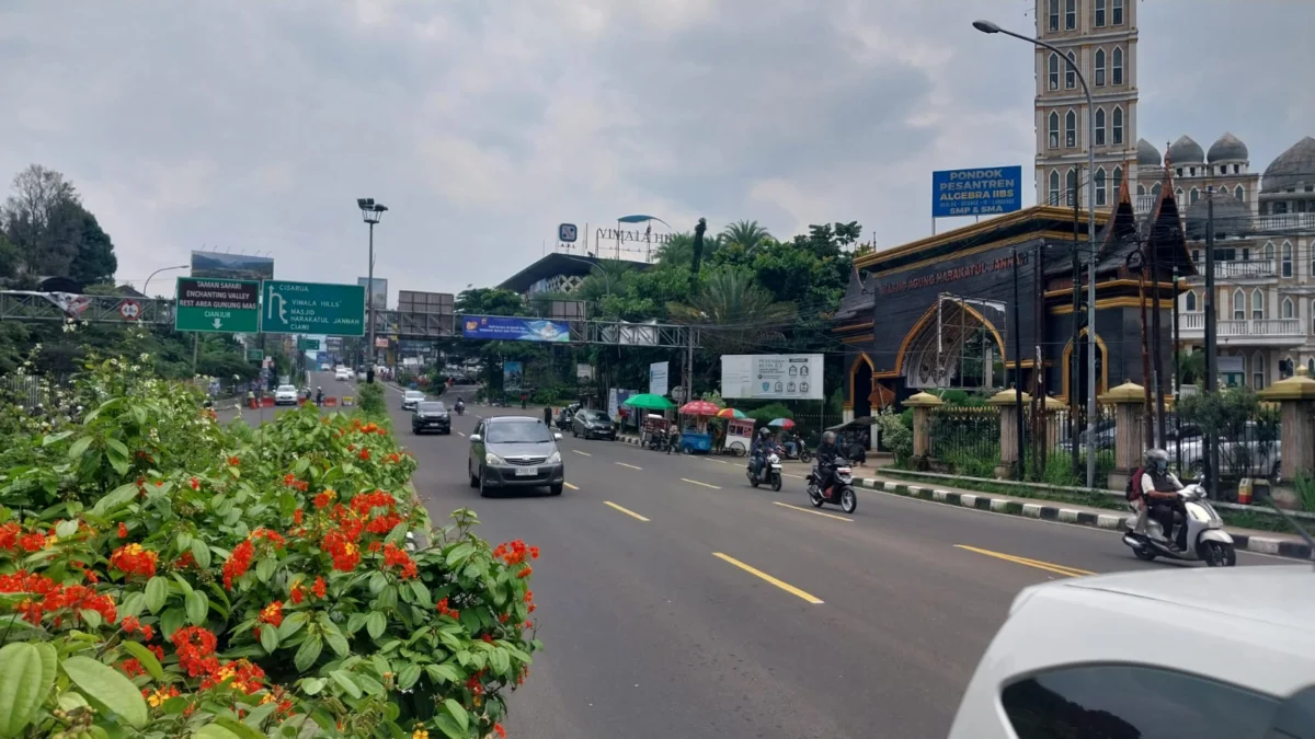 Situasi one way dari arah Cianjur menuju Jakarta di kawasan Simpang Gadog, Kabupaten Bogor, Sabtu (25/1). Foto: Regi