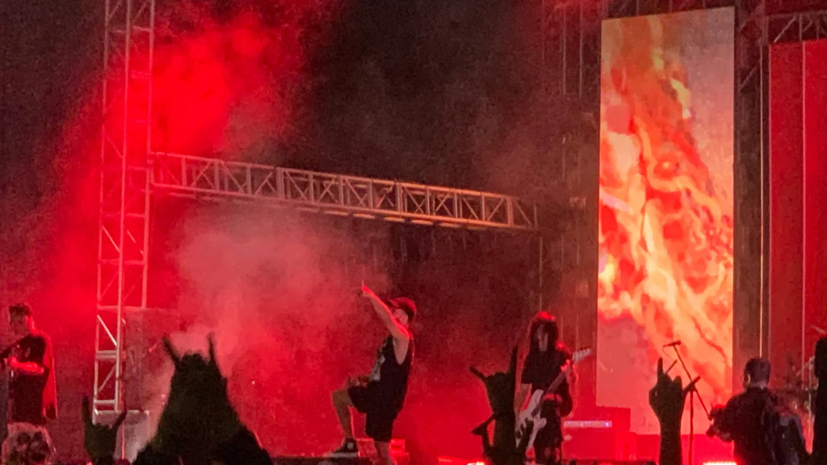 Grup band Burgerkill sukses riuhkan lapangan Pussenif PPI Kota Bandung, dalam gelaran Supermusic United Day 8, Minggu (26/1).