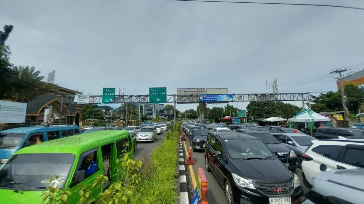 Situasi arus lalu lintas di Simpang Gadog, Senin (27/1). Foto : Regi / Jabar Ekspres