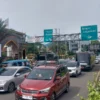 Kepadatan arus lalu lintas menuju Puncak di Simpang Gadog, Senin (27/1) Foto : Regi