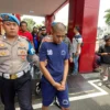 MDP (24) pelaku pembunuhan kepada keponakannya saat digiring petugas kepolisian saat gelar perkara di Mapolresta Bandung, Soreang, Senin (27/1). Foto Agi / Jabar Ekspres