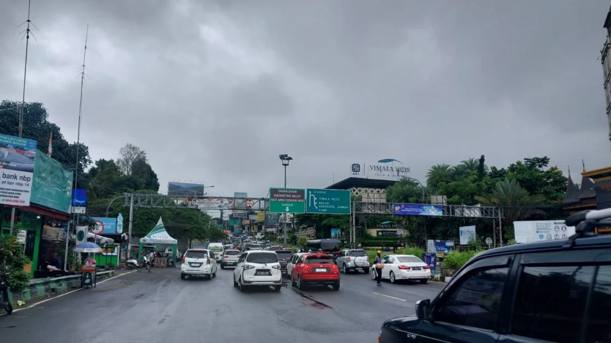 Situasi arus satu arah (one way) menuju Puncak dari Jakarta cukup lenggang meski hujan, pada Selasa (28/1) pagi. Foto : Regi