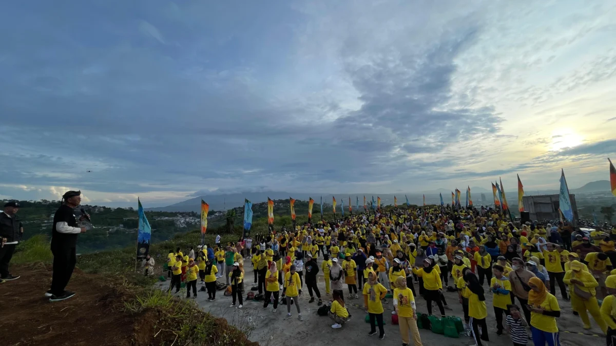 Dahlan Iskan saat menjadi instruktur senam di Perumahan The Emeralda Resort Padalarang, Bandung Barat. Selasa (28/1). Dok Jabar Ekspres/wit